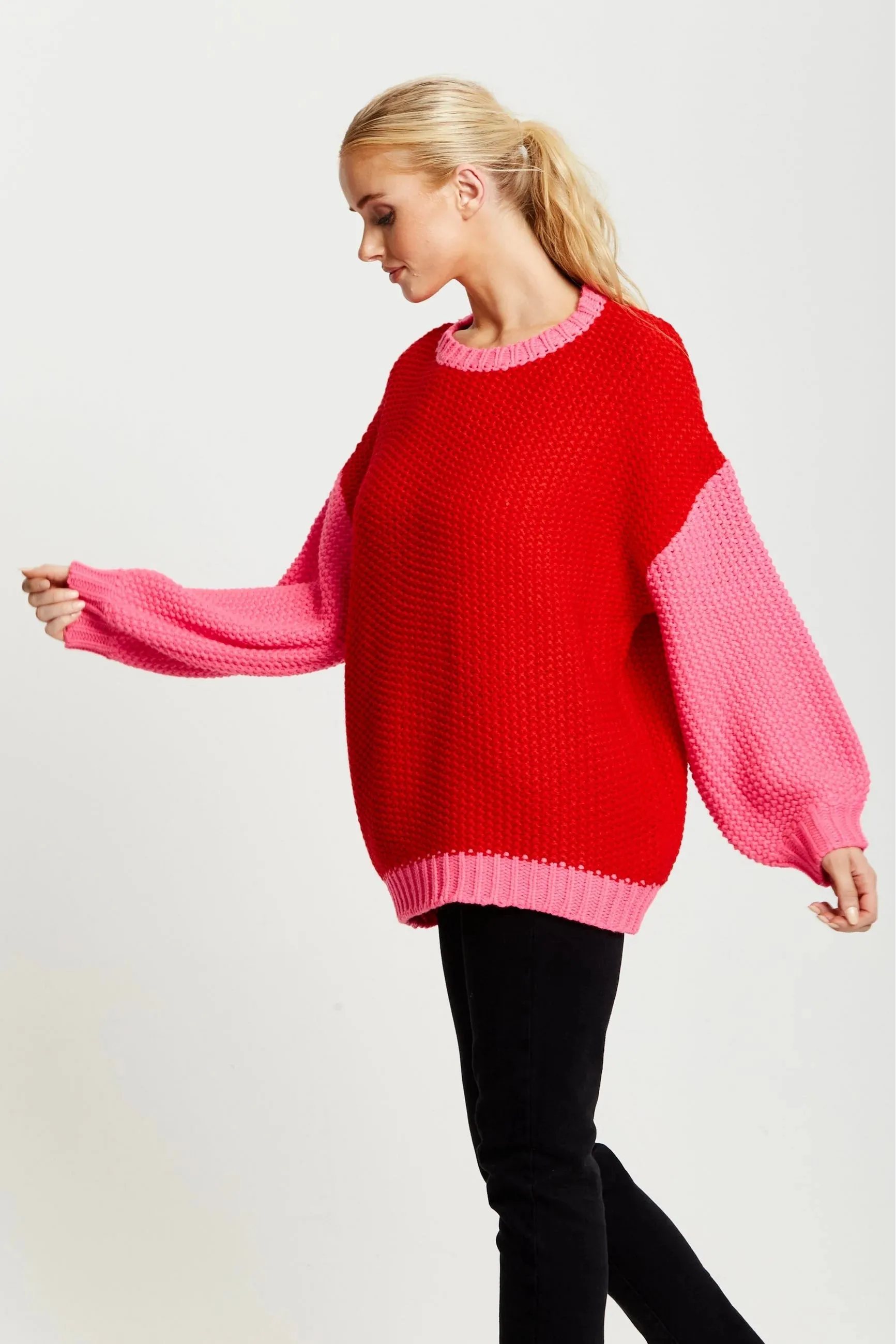 Liquorish Contrast Sleeve Jumper In Pink And Red